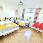 3 Bedroom Entire House Sleeps 8 Twin Beds Near Coventry University City Center Driveway Parking