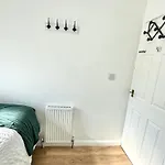 3 Bedroom Entire House Sleeps 8 Twin Beds Near Coventry University City Center Driveway Parking