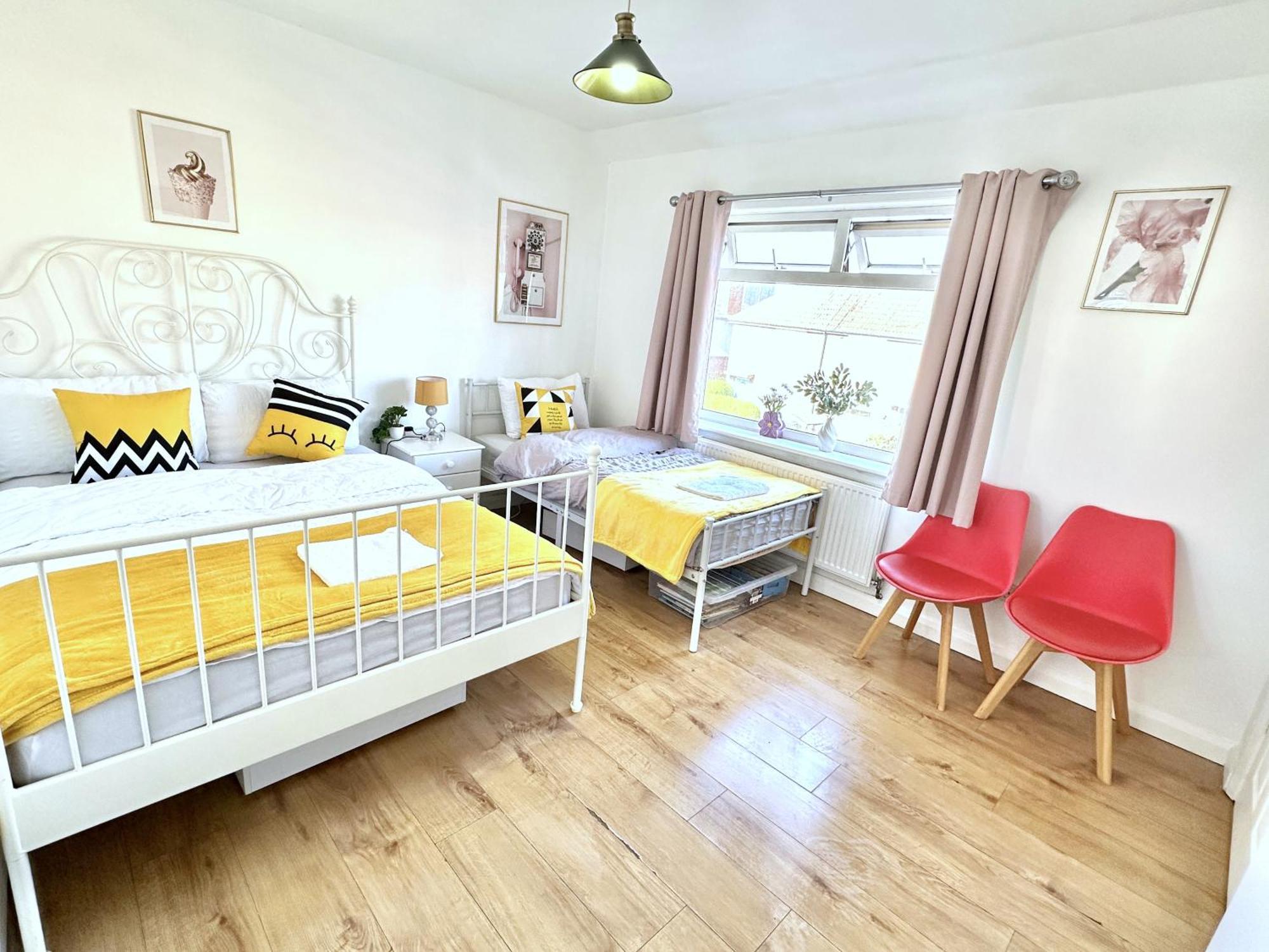 Holiday home 3 Bedroom Entire House Sleeps 8 Twin Beds Near Center Driveway Parking *