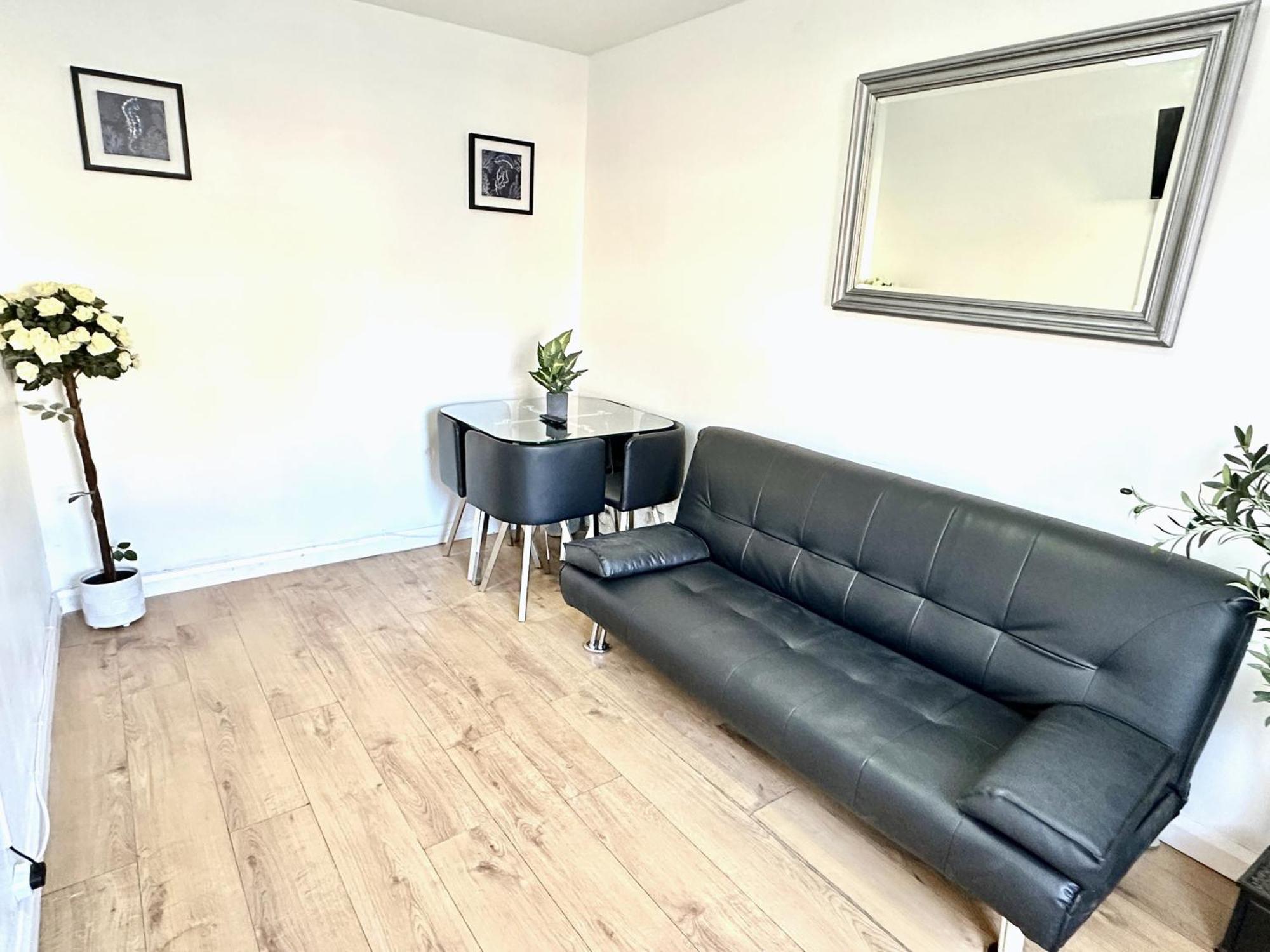 3 Bedroom Entire House Sleeps 8 Twin Beds Near Center Driveway Parking Holiday home Coventry