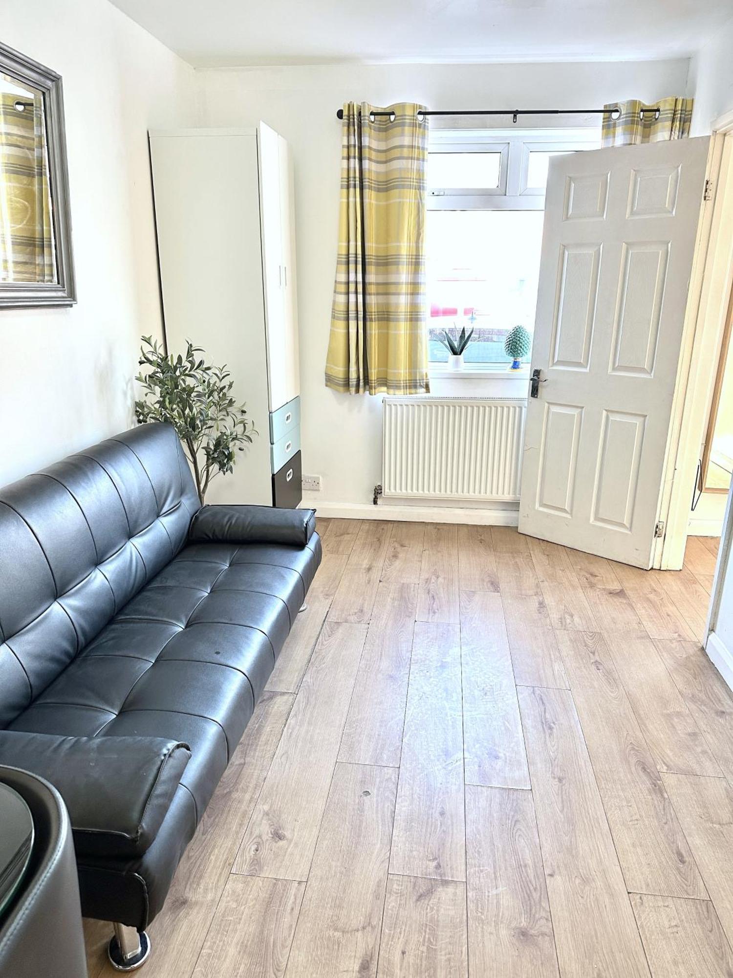 Holiday home 3 Bedroom Entire House Sleeps 8 Twin Beds Near Center Driveway Parking