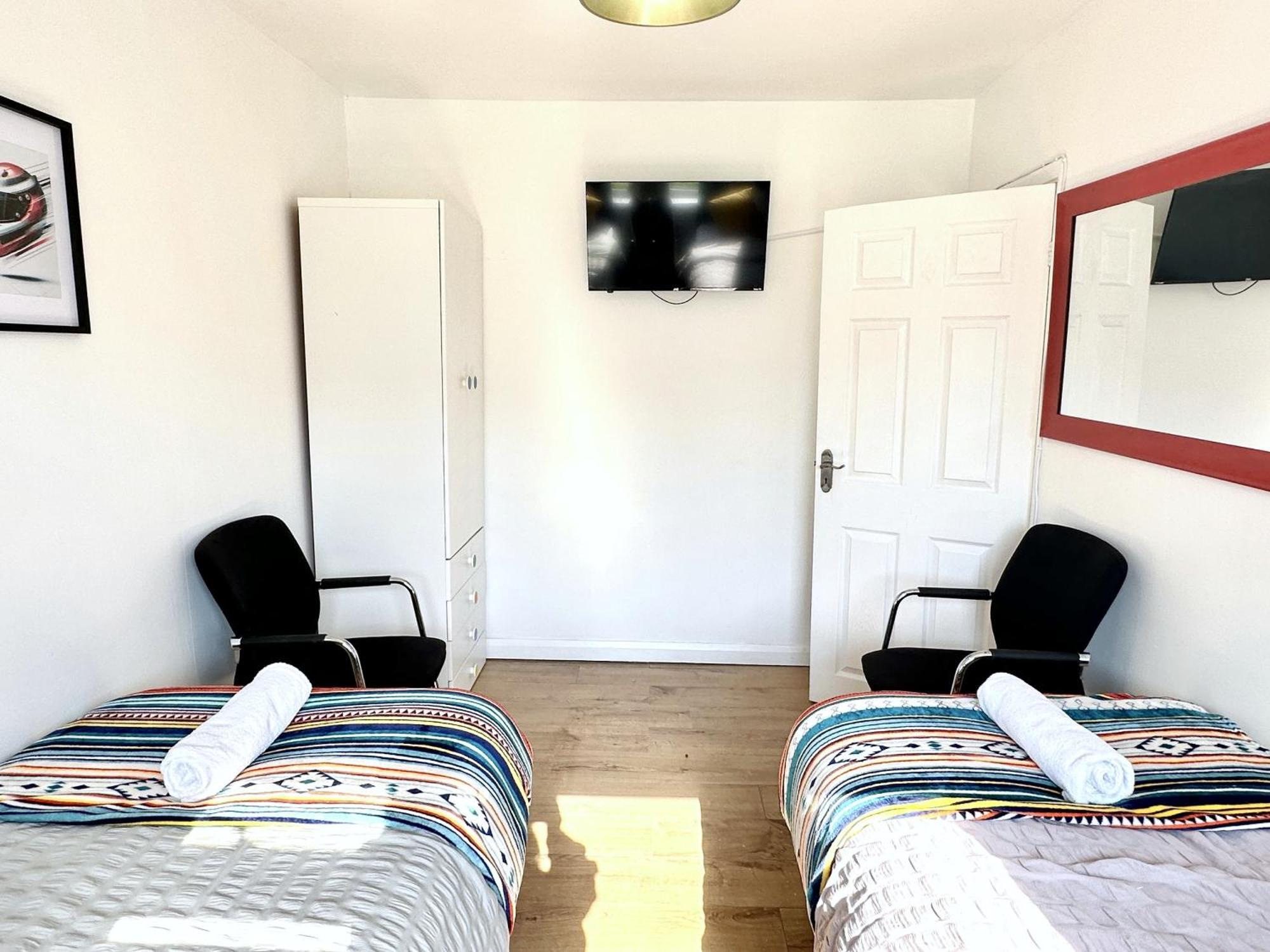 Holiday home 3 Bedroom Entire House Sleeps 8 Twin Beds Near Center Driveway Parking *